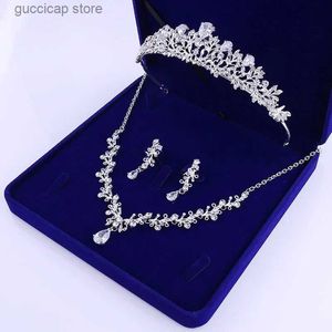 Tiaras Itacazzo Conjunto de acessórios para cabeça de noiva, colar de coroa, brincos de quatro peças, tiaras de moda adequadas para mulheres, casamento e festas de aniversário Y2403