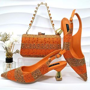 Ubierz buty doers jak uroczy i pasujący do torby zestaw z pomarańczową sprzedającą kobiety włoskie na imprezowy ślub! HGF1-9
