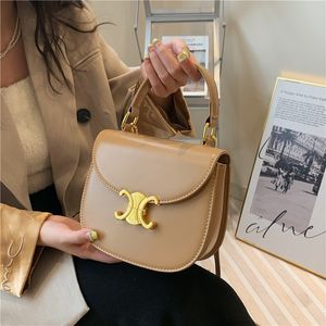 Borsa a tracolla da donna all'ingrosso in fabbrica 5 colori piccola borsa in pelle spessa tinta unita fresca la famosa borsa con fibbia in oro di quest'anno Zaino da donna Joker 5836 #