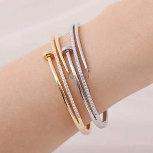 Bangle Honhong Womens Zircon Pulseira de Alta Qualidade 3A Zircon Nails Pulseira e Pulseira Mulheres Elegantes Presente para Pulseiras Valentine 240319