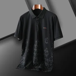 Polos t-shirt kort ärmdesigner sommar 2024 Ny poloskjorta avancerad casual mode mäns herr polo skjorta sömmar hylsa 100% bomull