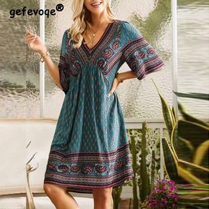 Abito da donna vintage Boho stile etnico con stampa allentata per le vacanze in spiaggia, abito estivo con scollo a V, manica corta, vita alta, eleganti abiti da festa 240306