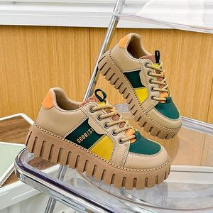 Scarpe Casual Sneakers da donna 2024 Primavera Tendenza Piattaforma Sport Corsa Tennis Donna Vulcanizzata Donna Trainer Calzature Zapatos