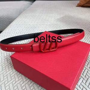 أحزمة مصممة للسيدات أزياء حزام جلدي أصلي حزام فاخر Cintura ceinture للرجال رفيع الذهب حمراء حمراء v weistbands عرض 2.5 سم