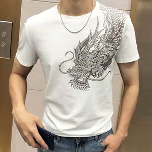 Erkek Tişörtler Hayvan Ejderha Rhinestone Baskı Kısa Kollu T-Shirt Sıcak Elmas Top Erkekler Moda Marka Kişilik 2023 Yaz Tee Sess Homme J240319