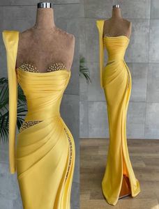 Jedno ramię żółte sukienki wieczorowe impreza noszona satynowa perły Perły z boku podzielone syrenę na bal matu