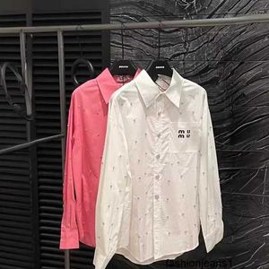 Designer Counter Direct Miao Family MU Rätt utgåva tidigt på våren mångsidig Super Heavy Craft Water Diamond High Luxury Quality Shirt Coat9UG1