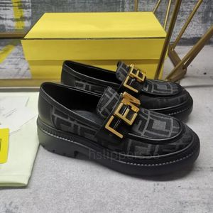 Designer de luxo sapatos casuais novo outono taiwan britânico pequenos sapatos de couro corrente de metal salto grosso sola única peça única moda clássico das mulheres sapatos casuais