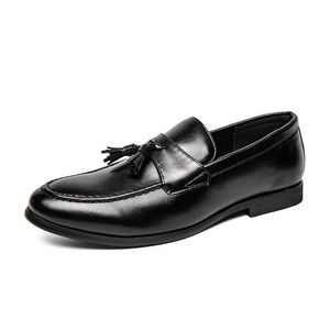38-48 HBP Moda sem marca tamanho design venda quente sapatos masculinos casuais deslizamento em borla de casamento mocassim