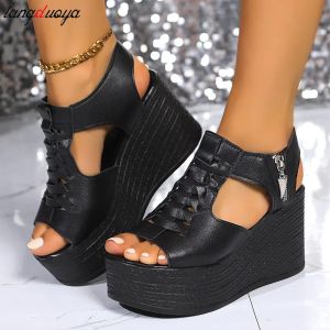 Sandaler svarta plattformen Sandaler 2024 Summer Fashion Casual Sandals Platform Chunky Heels Roman Sandaler Kvinnor glider på bekväma skor Sandaler