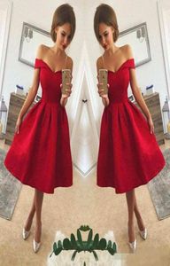 2018 Einfaches, schulterfreies, schulterfreies Satin-A-Linie-Kurzpartykleid in Rot mit Rüschen, knielang, kurzes Heimkehr-Cocktail-Abschlussballkleid 1982593