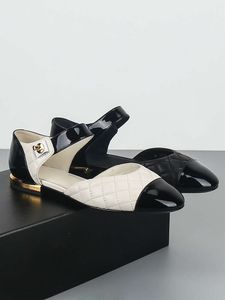 Xiaoxiangfeng Lingge Mary Jane Lacquer 가죽 검은 색과 흰색 블록 중공이 얕은 입 바닥 단독 단독 여성 발레 댄스 신발
