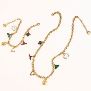 Bracciale rigido Collana set di gioielli Designer di marca di lusso Lettera Sigillo in acciaio inossidabile Collana girocollo Collana con pendente Accessori a catena Regalo di compleanno di San Valentino