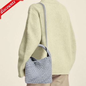 Förvara högkvalitativ designväska handgjorda vävda denim handväskor fashionabla och avancerade grönsakskorg axel avslappnad mångsidig crossbody för kvinnor