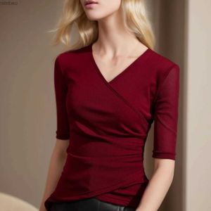 女性のTシャツ夏の薄い女性vネックメッシュハーフスリーブTシャツレディソリッドカラーラックトップスティー韓国ファッションレッドブラックブルーTシャツC24319