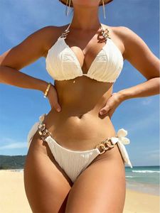 Kvinnors badkläder metallkedja thong för kvinnors bikini vit och svart push-ups 2-delad baddräkt 2024 Brasilien strand baddräkt j240319