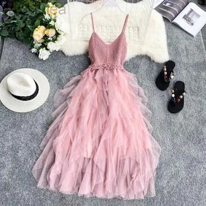 Grundläggande avslappnade klänningar Summer ärmlös Sling Gaze Tulle klänning Kvinnor Knit V-ringning Sexig rygglös långa klänningar Söt mesh rosa festklänning Vestidos 240319