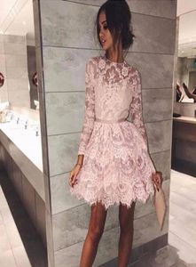 2020 pizzo rosa corto una linea abiti da ritorno a casa collo trasparente manica lunga mini abiti da cocktail party vestido abito da laurea di 8 ° grado3479292