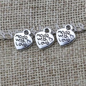 Encantos 50 pçs/lote 12 10mm pequeno coração tag gravado carta feita com amor antigo prata cor charme para diy pulseira jóias fazendo