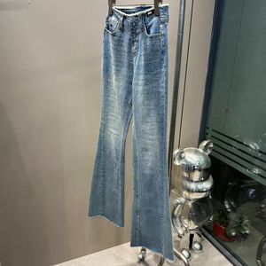 Ljusblå amerikansk retro mitt stigning något blossade jeans med en rufsad kantdesign för bantbyxor