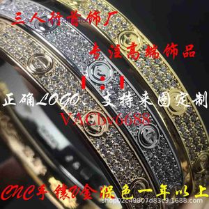 ORIGINAL 1TO1 CATTRES JABLAND Hög version Full Sky Star Wide Card Home Armband V Gold Diamond Buckle Non Drill Four Ten Screw