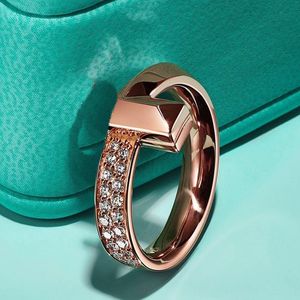 Tiffancy Ring Classic Design Letter T Wideバージョン：ステンレス鋼で作られています。これは、カップルのギフト、ファッションブランドのジュエリーに理想的な選択肢です。