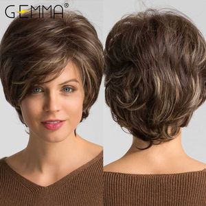 Syntetiska peruker Gemma Mixed Brown Blonde Highlight Syntetisk peruk Short Pixie Cut Wavy Bob Wigs With Bangs For Women Natural Heat Resistant Hair 240328 240327