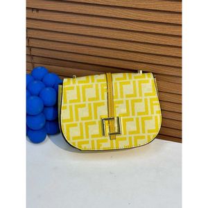 Bolsas de ombro são populares entre designers de moda no início da primavera Nova bolsa feminina de alta qualidade com impressão de letras simples bolsa de sela crossbody