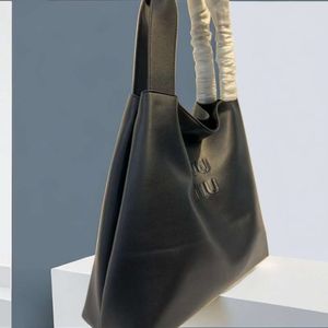 Gränsöverskridande grossist mode märke handväskor nya miao väska tote ryggsäck hög kapacitet hobo handhållen underarm kvinnors äkta läder handväska axelväskor