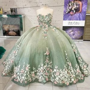 薄緑色の手作りの花Quinceaneraドレスボールガウン恋人の袖なしのアップリケコルセットスイートガールズパーティー