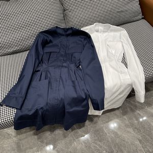 O vestido estilo camisa com bolso flip tem um design totalmente impecável