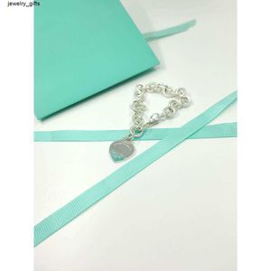 Top quality Material Simple and Fashionable Versatile Heart Shaped Flower Bracelet