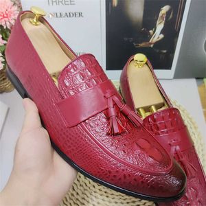 Icke-varumärkesstorlek 13 män HBP klänningsskor röd färg andningsbar modeslipp på hållbara tofsar loafers för