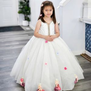 2024 White Flower Girl Dresses Commonion Dress V Neck Tiered Tulle Ball Gowns Queen Birthday Dress Hand Made Flowers Pearls Pärlade för Nigeria Black Girls NF130