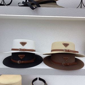 Lyxdesignerhatt för kvinnor och män P Inverterad triangel Straw Hat Belt Buckle British Style Flat Top Hat Womens Beach Holiday Beach Hat Present Hat Batch