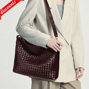 Armazenar bolsa de design de alta qualidade tecelando uma axil de grande capacidade com textura elegante e versátil um nicho de ombro que pede bucket crossbody feminino