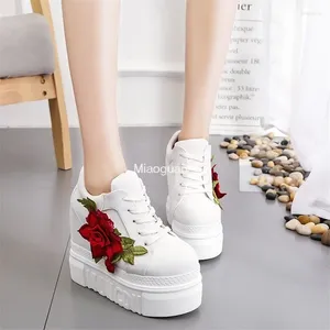 Casual skor broderade blommor duk sneakers höst kvinnors höga kil sneaker mode vit/svart/röd plattform kvinna sport