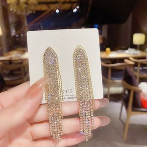 Lüks Abartılı Tam Elmas Darklar Uzun Püskül Damla Küpeler Kadınlar için Altın Gümüş Bling Büyük Açıklama Zinciri Avize Düğün Partisi Balo Elbise Mücevher Hediyeleri