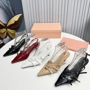 Designer lyxig vinröda låga klackar leathe slingback med svart spänne klänningsskor fashionabla ankel rem kattunge klackar kvinnor sandaler med skobox