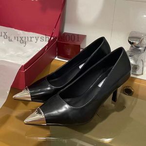 Sapatos de vestido Marcas de luxo 2023 designer sandália salto alto salto baixo preto escovado couro slingback bombas preto branco patente couros 35-40 3.7 06