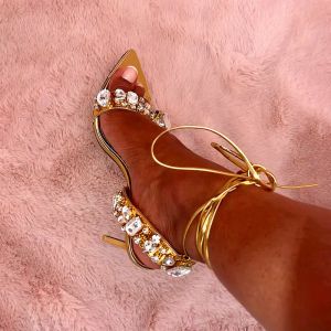 Sandały 11 cm Luksusowe nowe spiczaste złoto nitowane rhinestone wysokie obcasy letnie kryształowe sandały europejskie buty mody europejskie