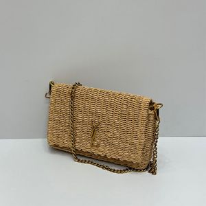 حقيبة مصمم حقيبة قش على سلسلة من الأزياء العشبية للسيدات.