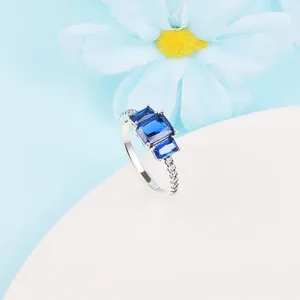 Klusterringar 925 Sterling Silver Blue Rectangular Three Stone Sparkling Finger For Women Elegant Ring Fine Jewelry Wholesale