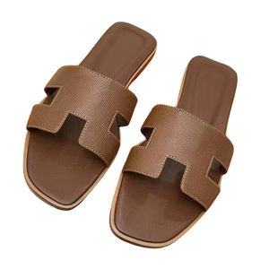 2024 Ny stil Summer Best Quality Designer Sandal Outwear Leisure Vacation Slides Beach Flat Slippers Fashion äkta läderskor för kvinnor 8888