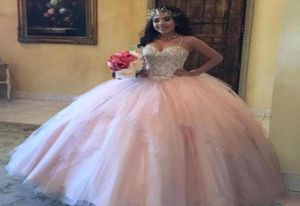 2019 Gonne gonfie rosa Abito da ballo Abiti Quinceanera Spalline senza spalline Abiti da sera lunghi in rilievo di cristallo senza schienale BC03952159546