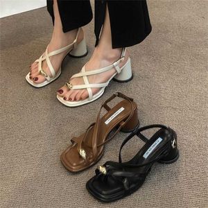 Höft tjock häl tå sandaler för kvinnans sommarsandal kvinnor mode mångsidiga franska bekväma höga romerska skor 240228