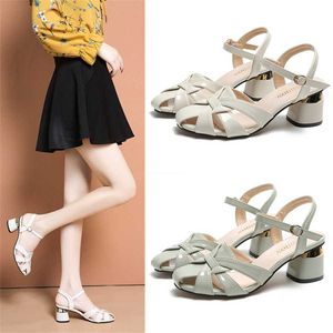 새로운 Baotou Sandals 여성 여름 샌들 여성 워터 다이아몬드 원 라인 버클 스트랩 큰 신발 240228