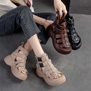 Top verão sandália feminina oco respirável sandálias grossas sola das mulheres botas de alta superior bolo sapatos estilo romano 240228