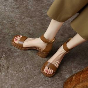 Nowy styl brytyjski Sandals One Line Women Middle Heel Miękka skórzana torba z tyłu Eksplowane palce Sandał Sandał Kobiety Wysokie Obcasy Grube Obcasy 240228