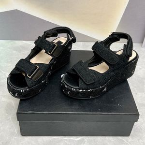 Primavera Estate suola spessa sandali con diamanti caldi tessuto di strass bruciato di lusso Mani tessitura sandali interni in pelle di agnello aumento classico scarpe con tacco piatto rialzate